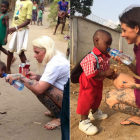 Foto de Hope antes y después de que la voluntaria de la ONG que ayuda a niños discriminados colgara la foto que se hizo viral para ayudarle.