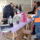 Algunas personas miran los objetos del mercadillo de trueque de la feria solidaria.