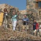 Un grupo de turistas pasea por la zona de las almenas del castillo de Ponferrada hace unos días