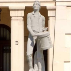Una estatua frente al cuartel del Bruc de Barcelona. DL