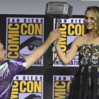 Natalie Portman coge el martillo de Thor, en la Comic-Con de San Diego (EEUU).