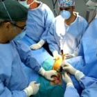 Un momento de la primera intervención quirúrgica realizada en España con células madre adultas