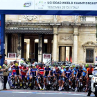 Un pelotón de ciclistas sub-23 se prepara para salir durante una jornada de los mundiales de ciclismo 2013 en Florencia.