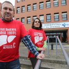 Ernesto Gago Macías y Raquel García Yebra, con las camisetas rojas de la plataforma, ante el Hospital del Bierzo.