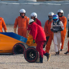 Fernando Alonso abandona su monoplaza por culpa de una tuerca defectuosa. ENRIC FONTCUBERTA