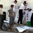 Foto de archivo de la pega de carteles electorales en Casablanca