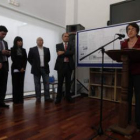 Causapié se dirige al público en presencia de Álvarez, Martínez y el alcalde.