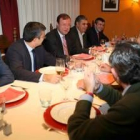 Antonio Silván y Domingo Fuertes, con el resto de la directiva del Círculo Empresarial Leonés
