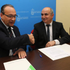 Alfonso Arias y Ángel Juárez, en la firma del convenio.
