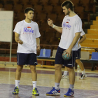 El central Molina y el pivote Leonardo Almeida conversan durante un entrenamiento.