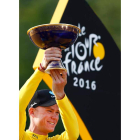 Chris Froome celebra en el podio su tercer Tour. IAN LANGSDON