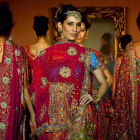 Varias modelos desfilan durante una cita con la moda  en Bangalore,