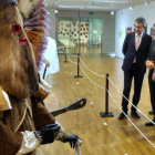 Martínez Majo, Hernâni Dias y Fernández Martínez observan los personajes de los antruejos. DOMINGO