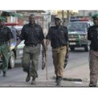 Un grupo de policías patrulla ayer las calles de la capital nigeriana en el segundo día de huelga