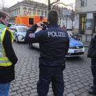 La policía cierra las calles alrededor de un mercadillo navideño en Potsdam.