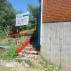 La planta de tratamiento de agua se encuentra junto al cauce del Órbigo y rodeada de choperas