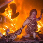 Las figuras de Rita Barberá y Mariano Rajoy, a punto de arder en una falla de Valencia.