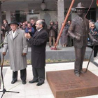 Conrado Blanco, junto al alcalde y el monumento en su honor, se dirige al público.