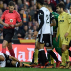 El árbitro del Valencia-Villarreal se dirige a mostrar la segunda amarilla a Zaza, en el suelo.