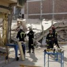Varios bomberos apuntalan un edificio del barrio de La Viña de Lorca.