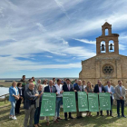 Momento de la presentación del programa Espacios Sin Humo ayer frente al río Duero, en el entorno de la casa del parque Riberas de Castronuño. DL