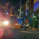 Intervención de los bomberos en la calle Virgen Blanca. BOMBEROS DE LEÓN