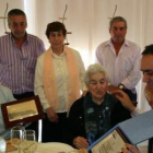 Abilia Pardo, rodeada de familiares, recibió un homenaje del Ayuntamiento por sus 100 años.