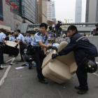 Agenets de policía desmontan la acampada de los activistas prodemocracia.