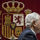 Carlos Dívar abandona la sede del Poder Judicial.
