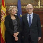 La alcaldesa de Madrid Manuela Carmena y el ministro de Hacienda Cristóbal Montoro.