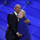Obama abraza a Clinton tras su discurso de apoyo en la convención demócrata, en Pensilvania.
