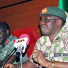 Imagen de archivo del jefe del Ejército de Nigeria, Tukur Buratai (a la izquierda).