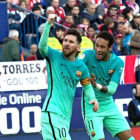 Messi, felicitado por Neymar, celebra el gol que dio el triunfo al Barcelona en el Calderón.