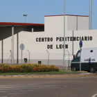 El furgón que trasladaba a David Oubel Renedo, en el momento de llegar a la prisión de Villahierro a media tarde de ayer.