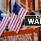 Una señal de Wall Street frente a la Bolsa de Nueva York, insignia de la economía de EE.UU.