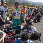 Varios jóvenes hacen cola para acceder a los campings que acogerán a los asistentes al Festival Internacional de Benicàssim.