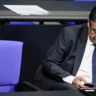 El ministro de Exteriores aleman,  Sigmar Gabriel,  atiende el telefono durante una sesion del Bundestag  en Berlin.
