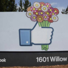 Un cartel de Facebook con el dibujo de un ramo de flores, en la sede de la empresa en Menlo Park (California).