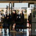 Pasajeros pasan el arco de seguridad en el aeropuerto de León. FERNANDO OTERO