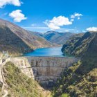 El embalse de Bárcena tiene una capacidad de 65 hectómetros cúbicos e irrumpe en un valle de erosión glaciar cuya vista es espectacular desde el aire. Con la ayuda de un dron, La Mirada del Zángano ha sabido capturar la esencia del paisaje recogido en est