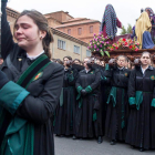 La lluvia impidió el pasado año que la procesión de María al pie de la cruz camino de la esperanza saliese a la calle. En su lugar hicieron un acto especial en el patio de los capuchinos.