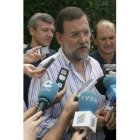 Mariano Rajoy atiende a los periodistas en la localidad de Vilagarcía