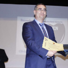 Carlos Enrique Miller recogió el premio Afadevanos muy emocionado.