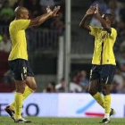 Samuel Eto¿o, derecha, celebra el cuarto gol del Barcelona junto al francés Henry