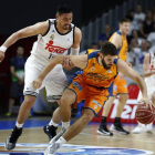 El alero del Real Madrid Gustavo Ayón (i) presiona al pívot del Valencia Basket Bojan Dubljevic (d), durante el partido de playoff de semifinales de la Liga Endesa que han disputado hoy en el Barclaycard Center de Madrid.