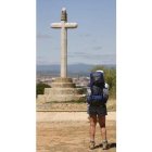 Cruces clavadas por los peregrinos en una valla del Portillo.
