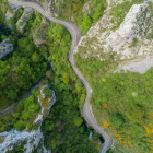 LA CULEBRA DE PICOS DE EUROPA. La carretera abre una hermosa herida en este espacio natural protegido, refugio de animales y vegetación. Foto: VISUAIR
