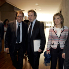 El consejero, ayer, en las Cortes, con varios colaboradores y miembros del PP como García Prieto.