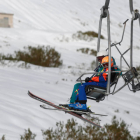 Esquiadores en la estación de San Isdro a finales de enero de este 2023. FERNANDO OTERO