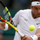 Rafa Nadal devuelve una bola en Wimbledon. WILL OLIVER
